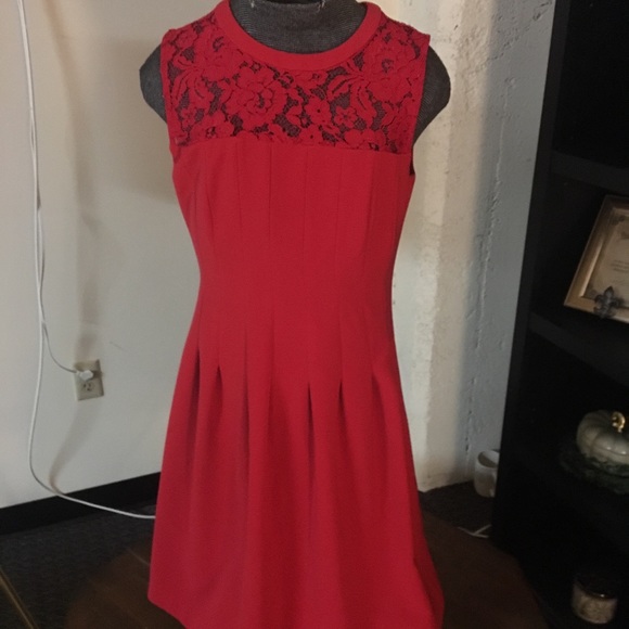 H&M Dresses & Skirts - H&M red lacy sleeveless dress size 8